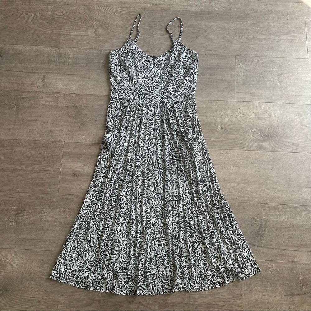 Loft Outlet black and white a-line flowy midi dress - size XS